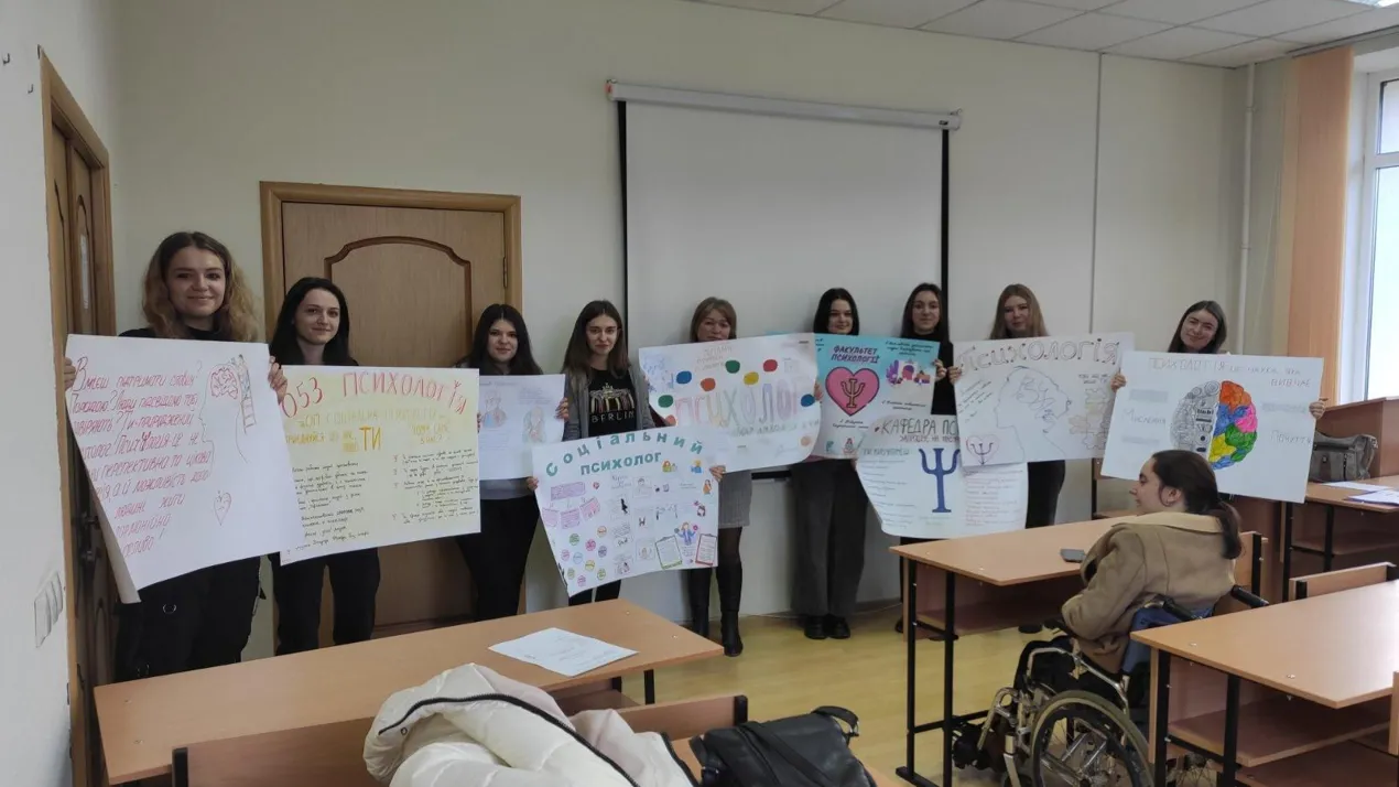 У межах профорієнтаційної роботи студенти-психологи 303 групи продемонстрували особливості професії "соціального психолога". Свої роботи студенти представили у вигляді інформаційних плакатів: "Переваги професії "Соціального психолога"", Безмежний світ професії "Соціальної психології", "Психологи України" та ін., розкриваючи актуальність та важливість даної професії у суспільстві.