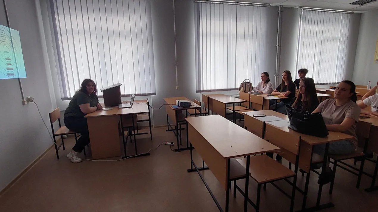 Христина Лясковська – магістр психології (ЧНУ), членкиня УСП, студенка УПУ (за напрямом психодрама), старший викладач Інституту післядипломної педагогічної освіти Чернівецької області.